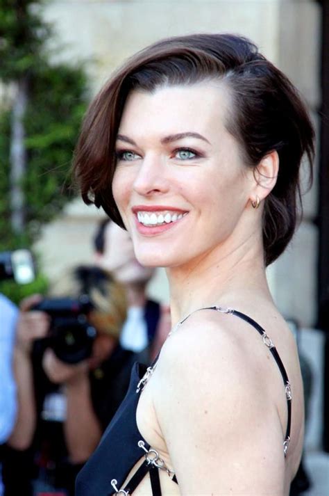 Milla Jovovich Body Measurements Height Weight Bra Size。